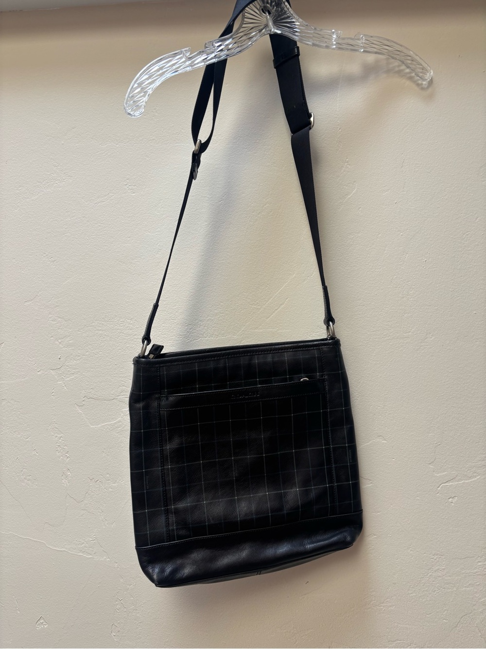 Coach Men’s Black Leather Grid-Pattern Messenger Bag - Picture 4 of 10